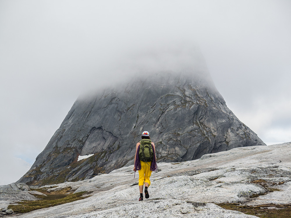Husbyviktind i tåken. Litt av et fjell. 