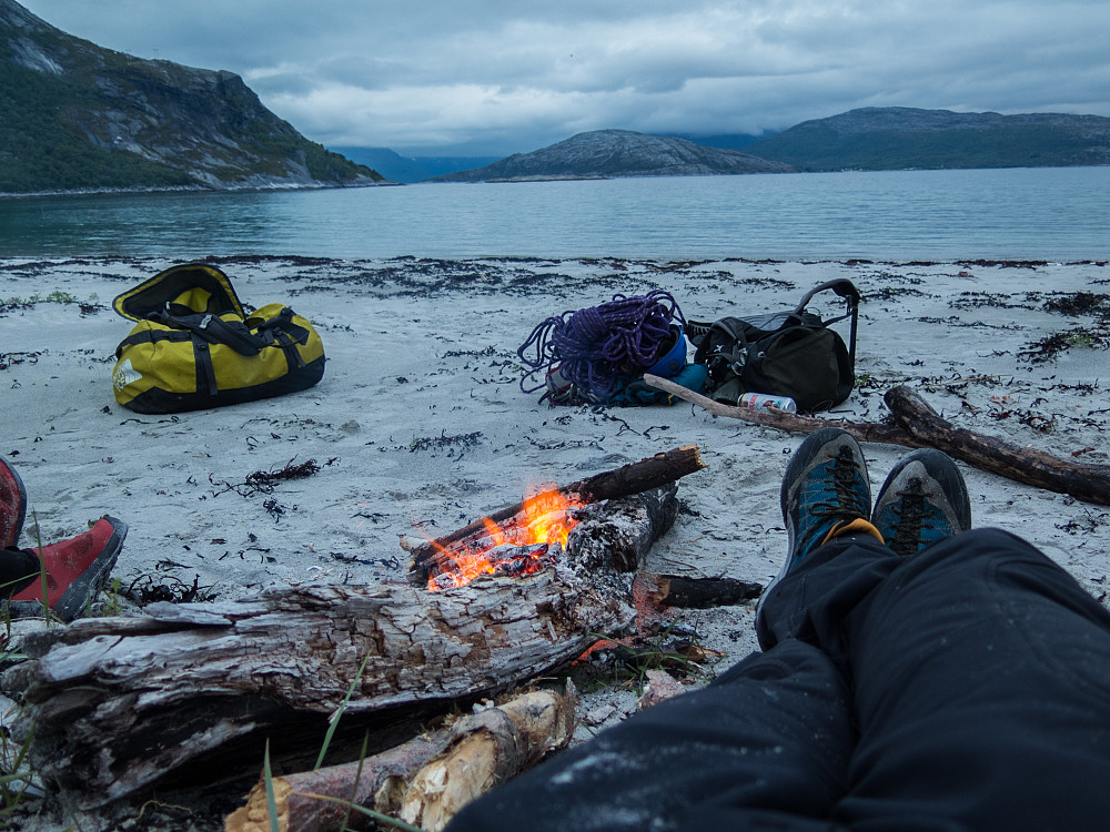 Bål, øl og deilig middag etterfulgt av overnatting under åpen himmel på stranden.