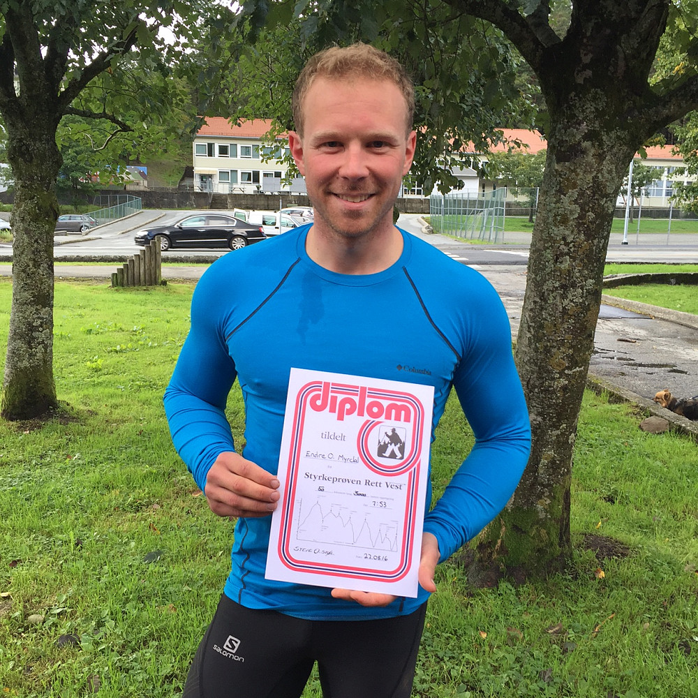 Styrkeprøven Rett Vest for andre gang er et faktum. Med 50 km, 3100 høydemetere og åtte fjell, kvalifiseres dette til en solid tur. Jeg kom i mål på tiden 7.53 timer.