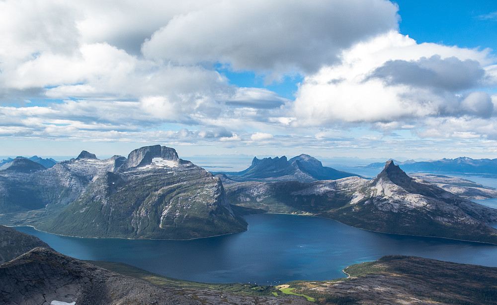 Helt rå utsikt fra Korsviktinden. Her ser vi flere av Norges vanskeligste fjell. Fra venstre: Sjunkhatten, Strandåtind, Eidetind og Skeistind