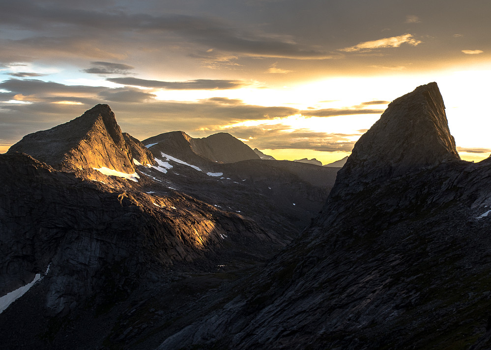 Solen går ned og kvelden senker seg over Sørfolds stoltheter.