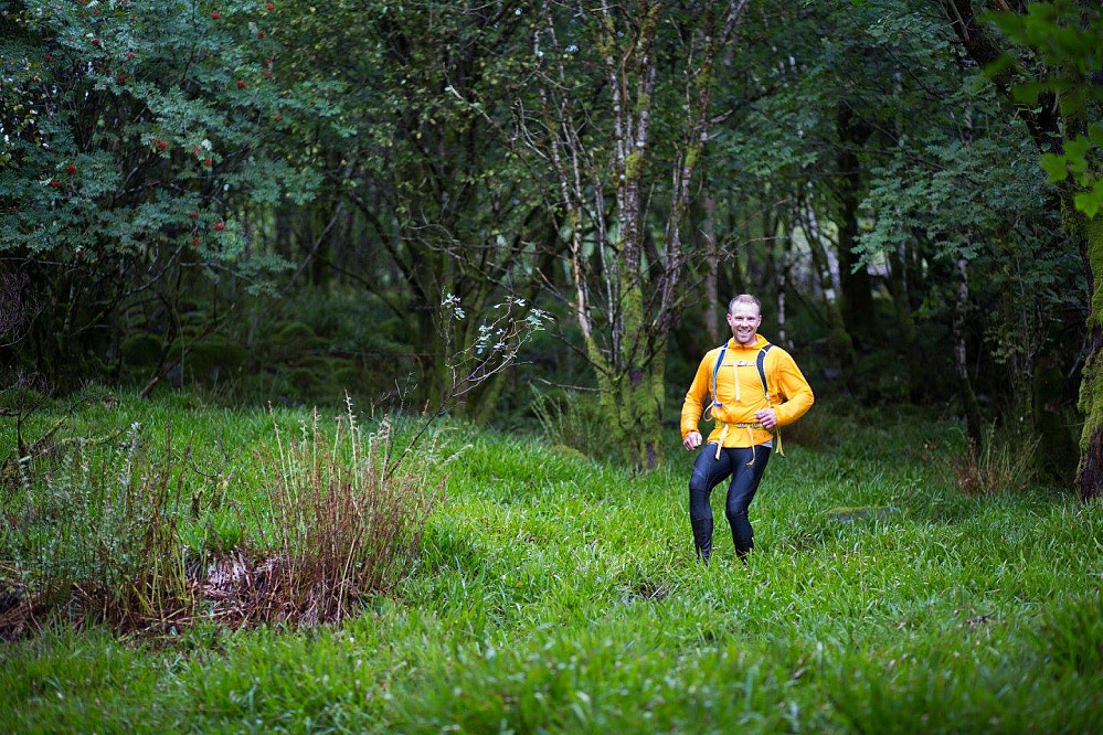 GLISET ER PÅ PLASS: Det var stadig kjekt å treffe på andre mennesker. Her er jeg på vei ned fra Livarden til Unneland. 
FOTO: Styreprøven Rett Vest