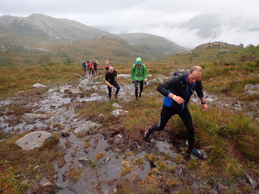 VÅTT: Deltakere av Styrkeprøven Rett Vest fikk nok en gang erfare hvor våte Bergensfjellene kan være. 
FOTO: Janos Kozma