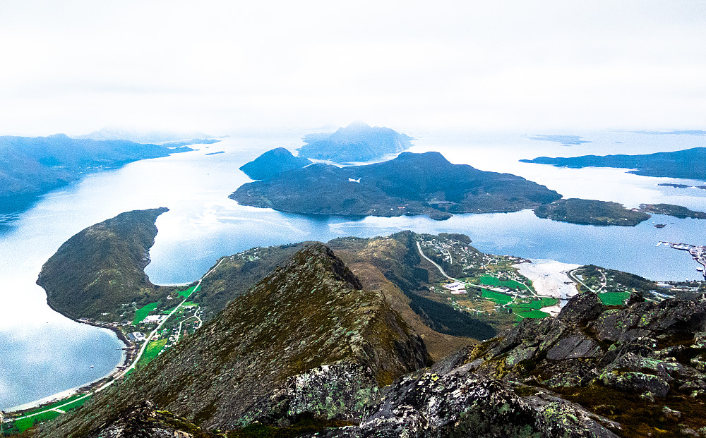 Utsikt mot Eidbukt, Sandåga, Mesøya og Ørnes.