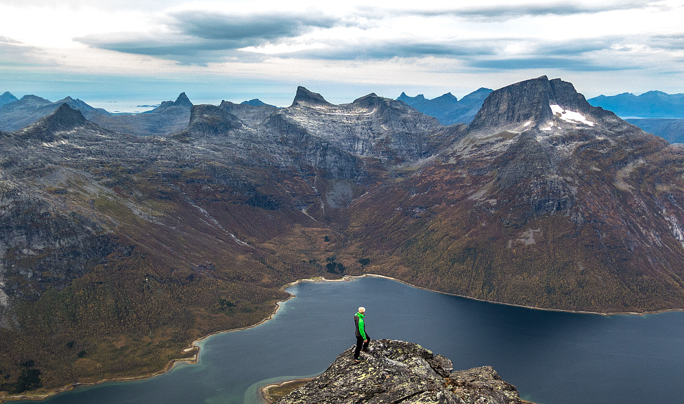 Velkommen til Sjunkhatten panorama. Bilde er tatt et lite stykke ned på nordvestryggen. Til høyre ruver selve toppen, Sjunkhatten.