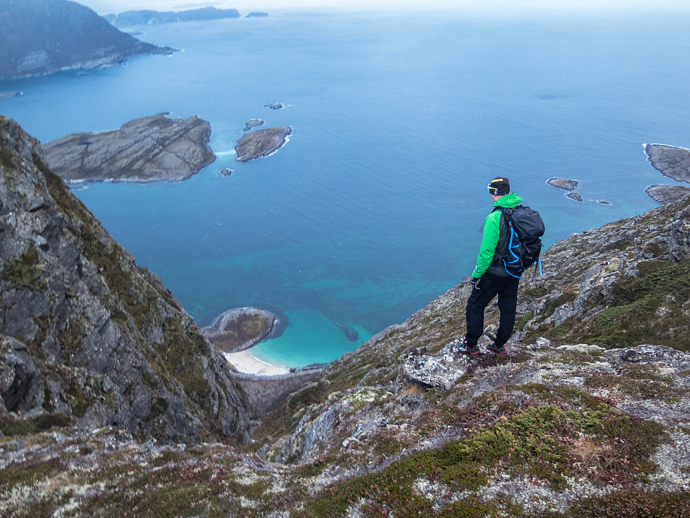 Andreas skuer nedover mot rennen vi valgte å følge ned igjen. Lite visste vi om hva som ventet. Bak stranden synes veien. Det er 500 høydemeter ned dit. Som bildet viser er det heller ikke så veldig langt i luftlinje. Det sier litt om hvor bratt denne rennen er.