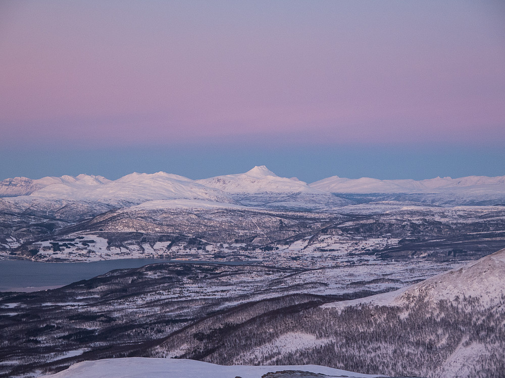 Utsikt mot Lenvik. Vassbruna er den markante toppen på bildet. 