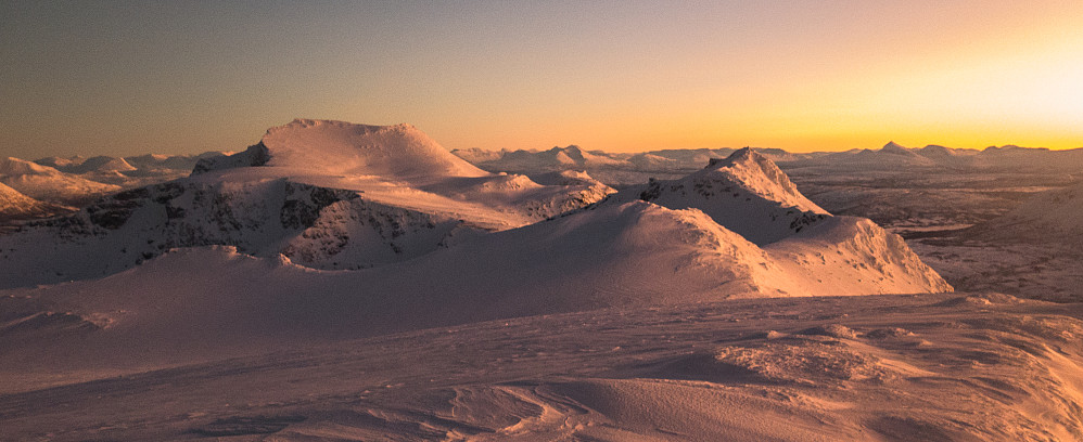 Utsikt fra toppen. Blåfjellet og Leirtinden. 