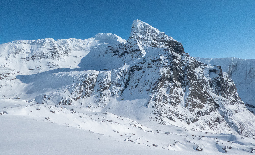 Massiver med Skjerdingslagstinden og Kråktindan. Sitnevnte er den snødekte toppen i midten på bildet. 