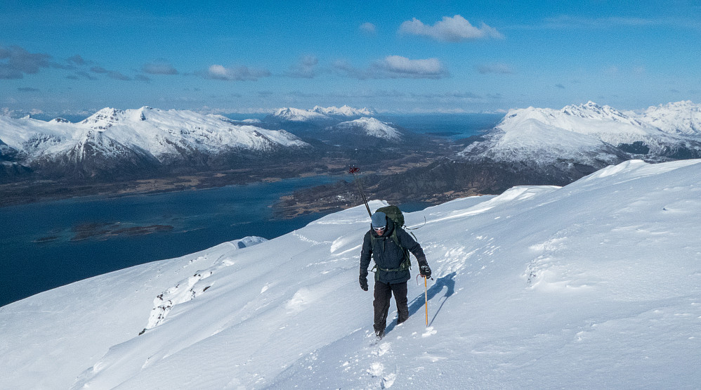 Etter å ha satt fra oss skiene nedenfor Snøtinden var det vandring og litt klyving med stegjern og isøks i nydelige omgivelser.