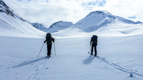Dag 2 er i gang og vi setter kursen mot Sielmatjåkkå (2004 moh). 