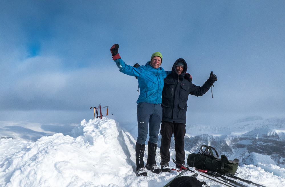 Sondre og Øyvind på toppen av Sielmatjåkkå. Med dette har de begge besteget samtlige fjell over 2000 meter i Sverige. Vi gratulerer. 