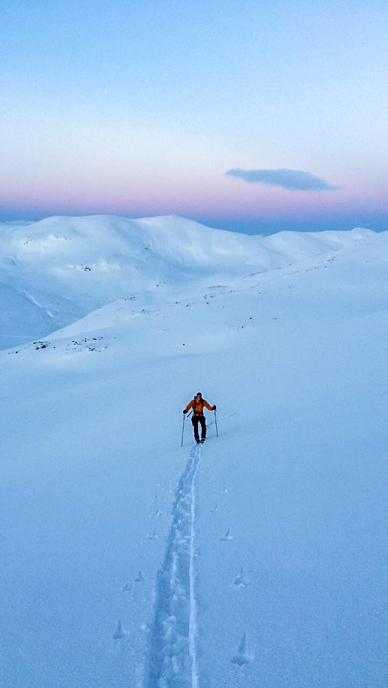 Den blå timen var inne da vi var på vei opp mot Istind i Kaperdalen. I bakgrunnen synes Tredjefjellet.