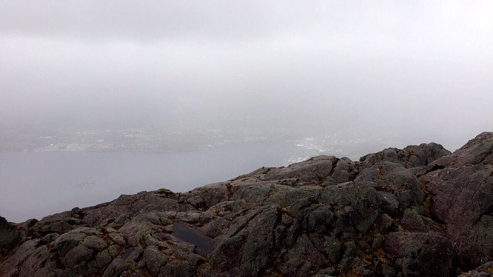 Eikefjord kan skimtes gjennom tåken