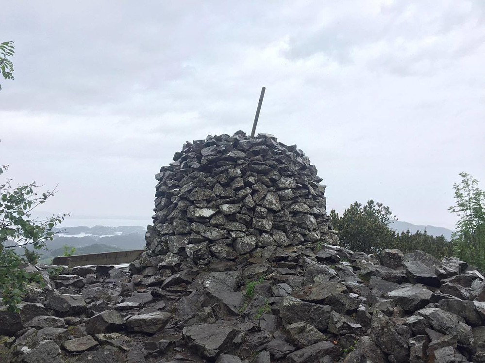 Stor varde på toppen av Liafjellet