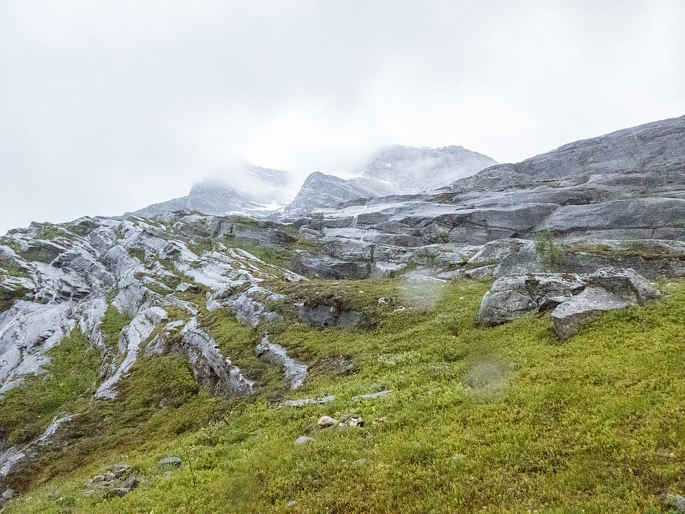 Sjunkhatten ruver langt der oppe i skyene. Til venstre ser man de våte svaene vi fulgte opp før vi traverserte over flere lange og bratte snøfelt.