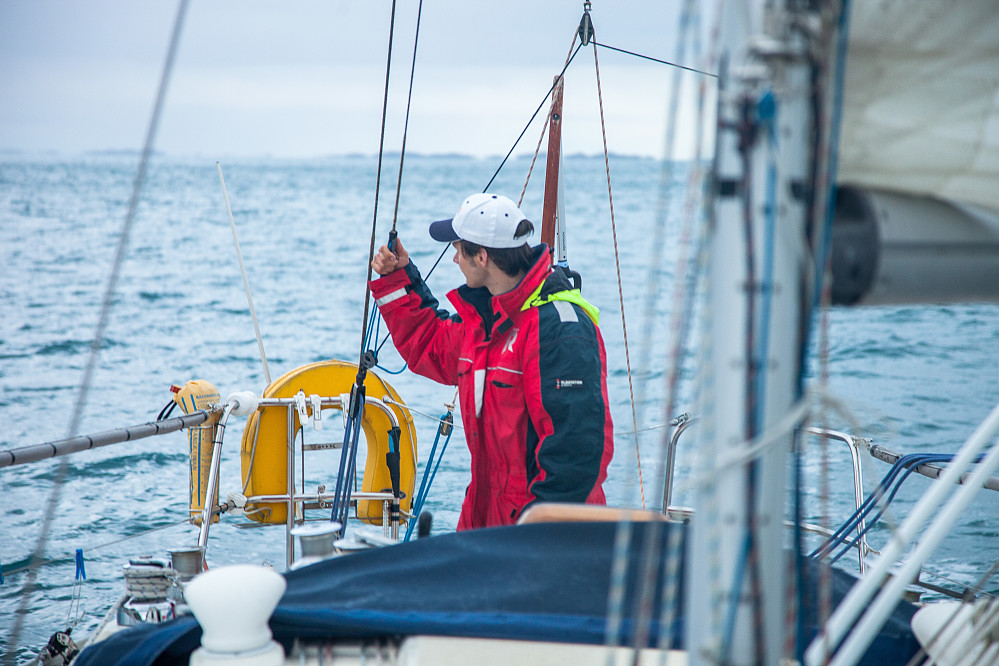 The captain, AKA Sven-Are Bjerke skuer innover mot Kjerringøy. Mon tro det er Strandåtinden som fanger blikket hans.