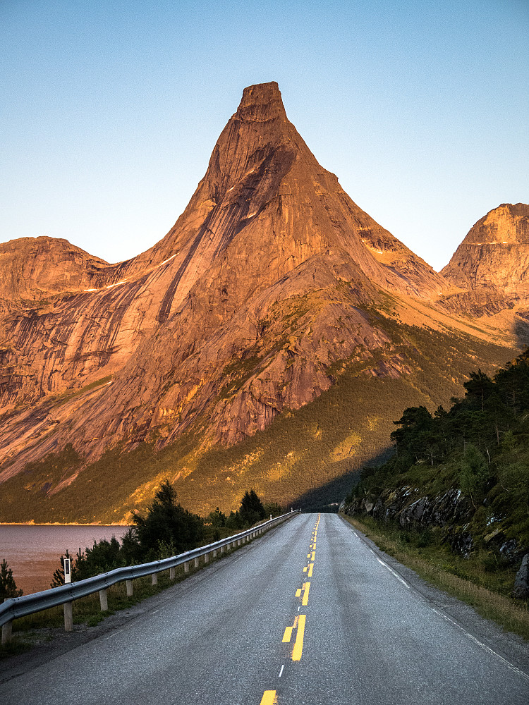 Ambolten i nord. Synet av denne toppen er en opplevelse i seg selv. "The ugliest mountian I ever saw" som William Slingsby sa selv. 