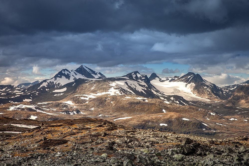 Fra venstre: Uranostind, Langeskavltind, Sagi og Mjølkedalspiggen