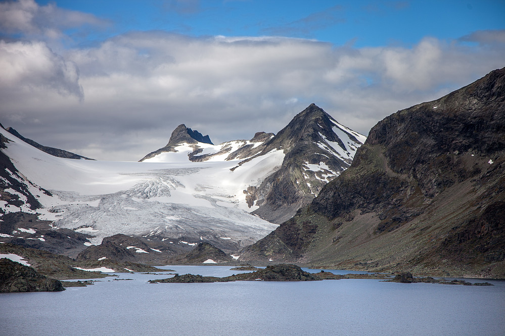 Mjølkedalsbreen, Sagi og Mjølkedalstind. Helt enig med deg, Herman Friele - Dette er kremen av norsk natur.