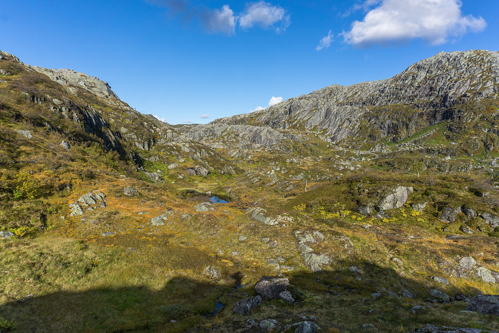 Det er blitt ettermiddag i det jeg tar fatt på den lange turen til Skjerjavasshovden. Også veldig vakker natur på denne siden av Stølsheimen.