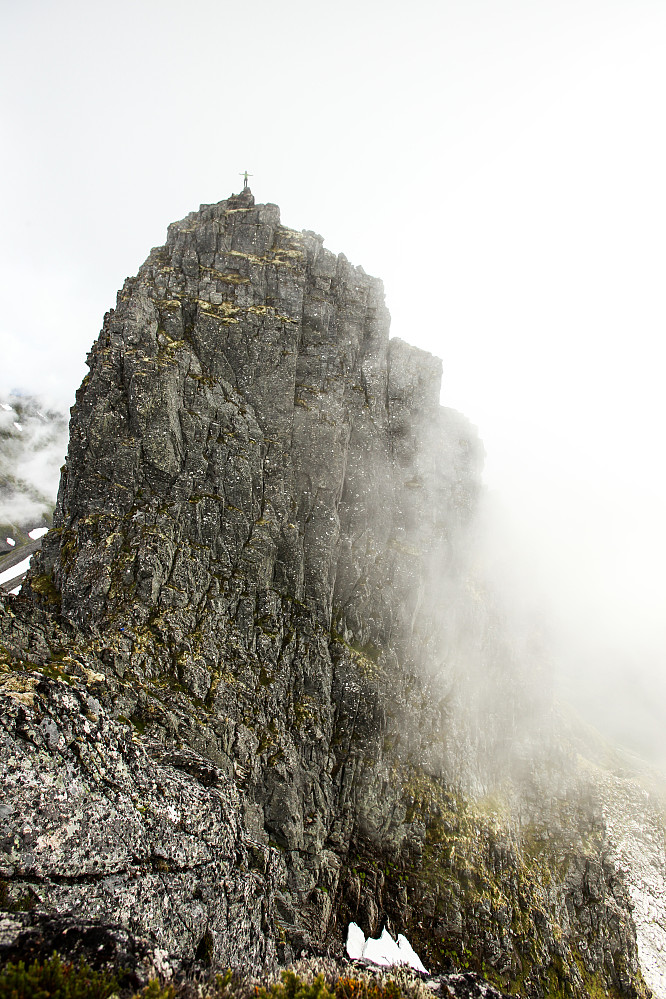 Meg på toppen av Klovtinden i Ørsta. Et av Norges ti vanskeligste fjell å bestige. 