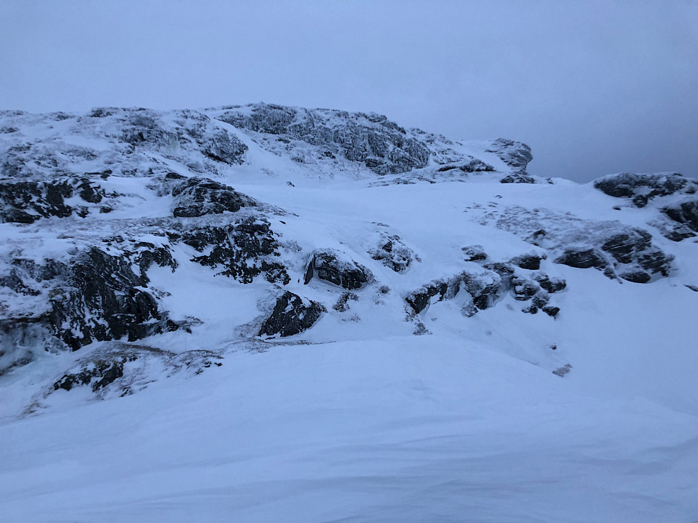 Fra skaret og videre opp til Flæfjellet, var det flere partier med is og skare. Her bratnet det også noe til.