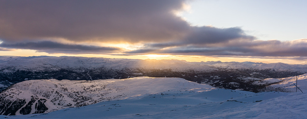 Fin solnedgang under nedkjøringen. Bavallen nede til venstre