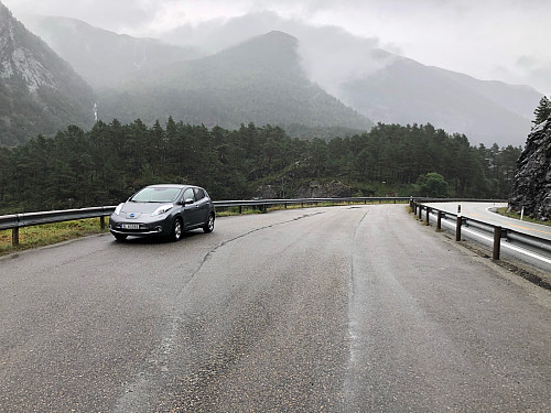 Parkerte i lommen ved Storneset, sør for Eikefettunnelen.