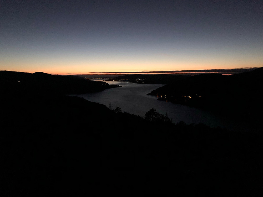 Mørket senker seg over Osterfjorden.