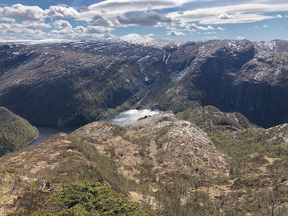 På vei opp stien mot Dystingen fra Fosse. Utsikt mot blant annet Storfossdammen, Øyanovi (til høyre) og Storafjellet (i midten bak)