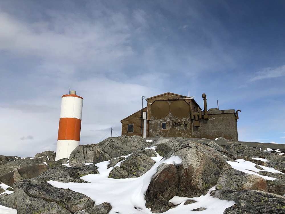 Installasjonen og sylinderen på Dystingen er ikke akkurat vakker. Til høyre for bildet står også en stor mast.