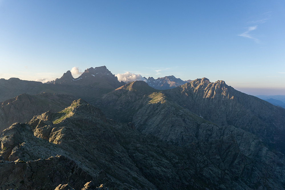 Fra venstre helt bak: Capu Tafunatu, Paglia Orba, Punta Minuta Capu Laghia og Monte Cinto.