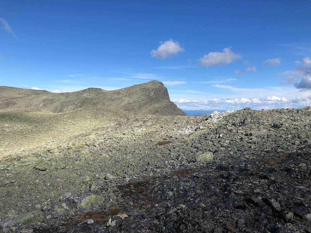 Hovedtoppen på Grindane sett fra den vestlige toppen.