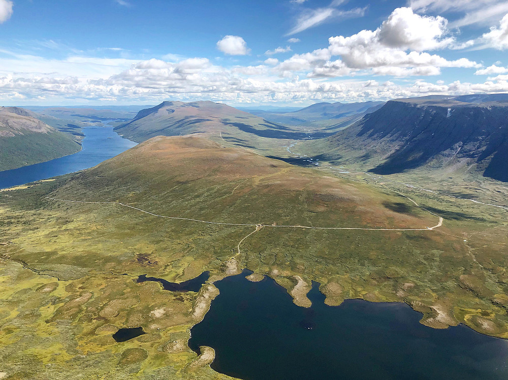 Utsikt fra Grindane. Fra venstre ser vi innsjøen, Helin, Smådalen og litt av Rankonøse og Ranastøngji.