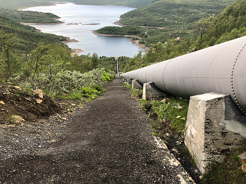 Rørene ned mot Hamlagrøvatnet. Lang og seig bakke