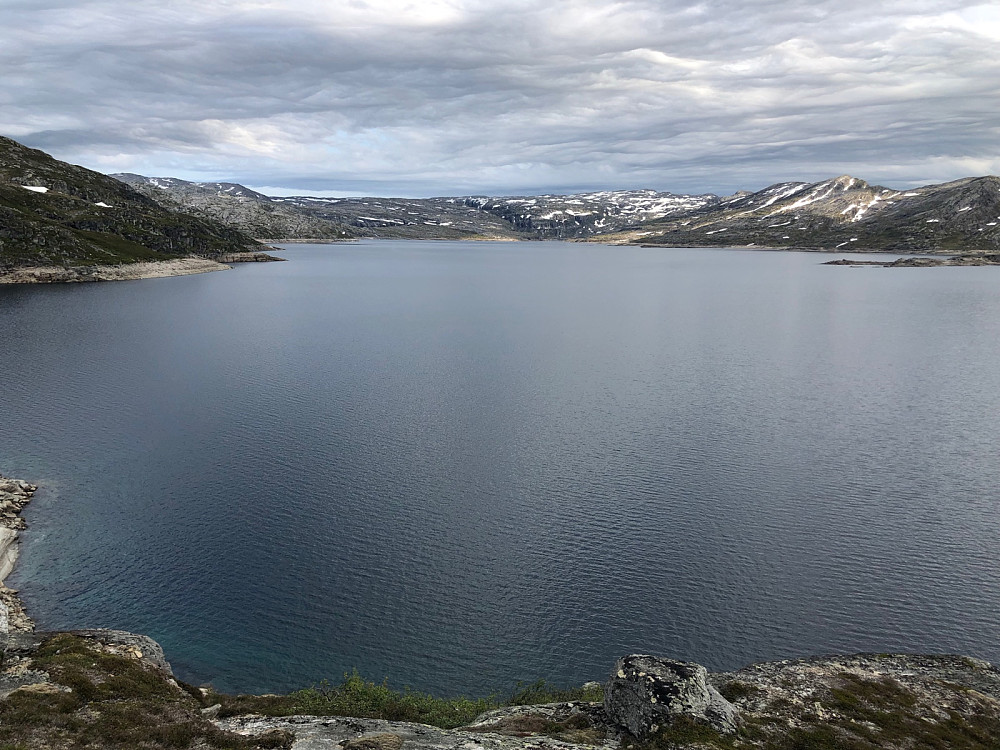 Omsider nede på nordsiden av Torfinnsvatnet etter å ha gått over alle toppene rundt denne flotte innsjøen