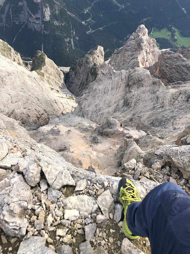 1300 høydemeter fordelt på 1,8 km i luftlinje rett ned til bilen vår fra Piz dies Cunturines. Det er ganske så vertikalt.