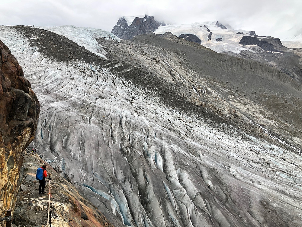 Chris med et tilbakeblikk mot Dufourspitze og den mektige Gornergletscher under returen fra Monte Rosa Hütte