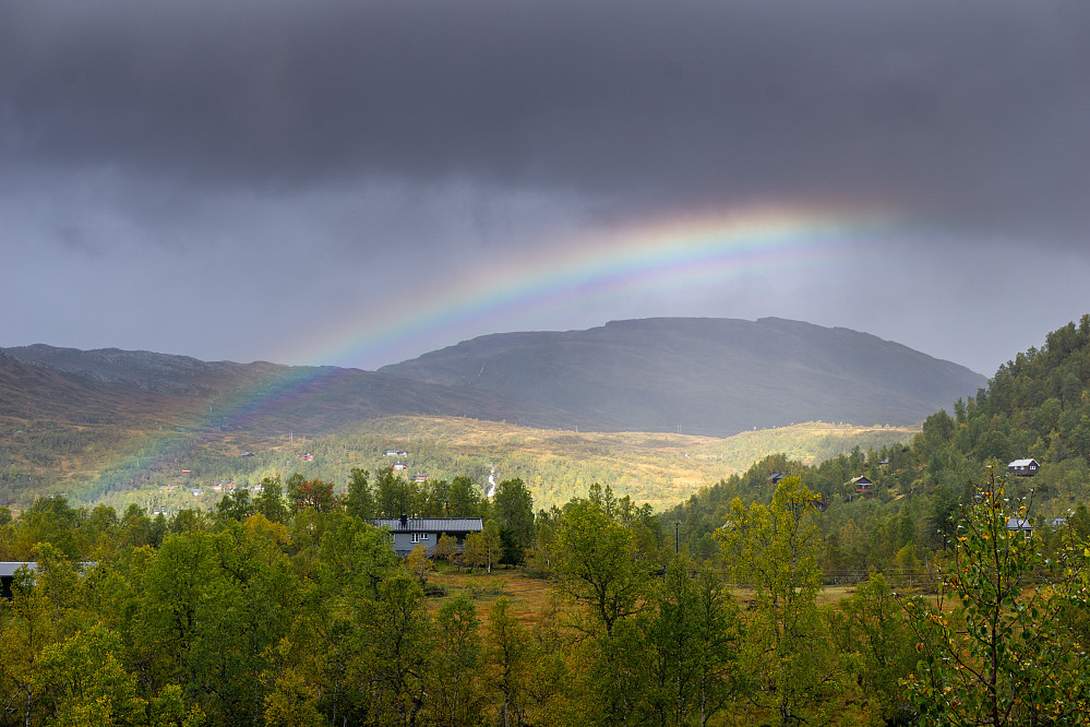 Regnet stopper i noen sekunder og regnbuen kommer til syne på vei opp mot Kjerringafjellet