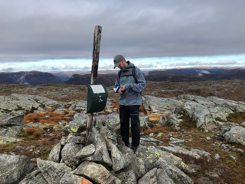 På toppen av Blåfjellet. Viktig å skrive seg inn i boken