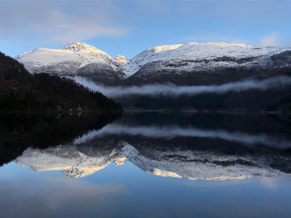Skrott og Manfjellet speiler seg i Fitjadalsvatnet en nydelig morgen