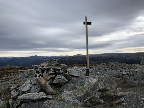 Toppen av Rispingen. Til og med stangen bøyer seg av den kraftige vinden