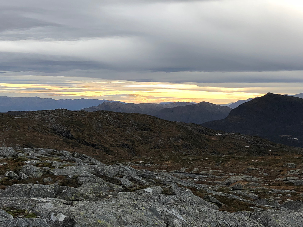 Utsikt fra Rispingen. Ser idyllisk ut, men i dette bildets øyeblikk, blåser det hunder og elefanter der oppe