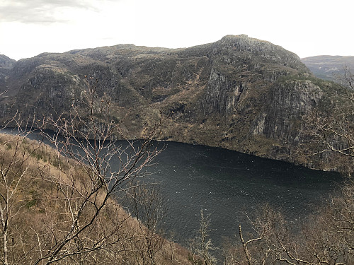 Utsikt i nordøstlig retning over Veafjorden, Storefjellet og Hestafjellet