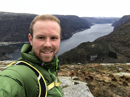 Fjellfie på Hikletten. Veafjorden sørover i bakgrunnen