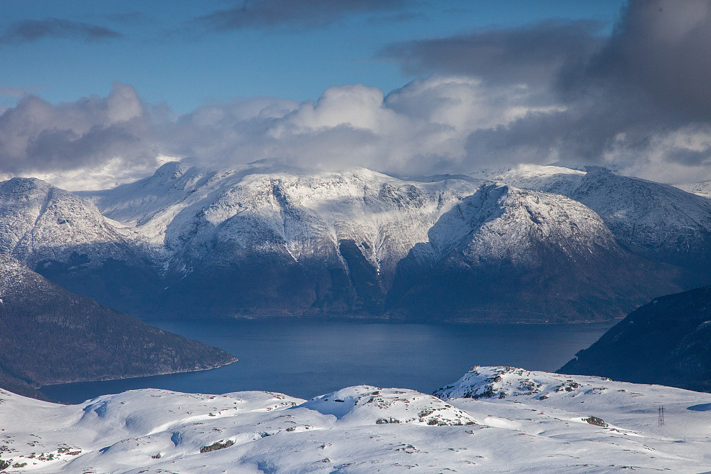 Utsikt mot Hardangerfjorden og majestetiske topper fra Karaldenuten.