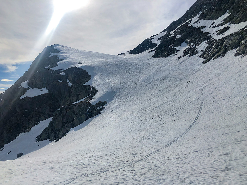 Fra platået på Skipadalsnuten og ned en bratt flanke til skaret mot Seldalsnuten. Øyvind synes på toppen av flanken.