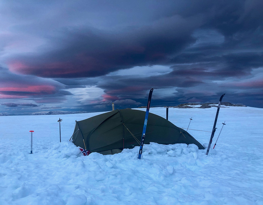 Måtte ut i stormen kl 04.30 og stramme opp og fylle på med snø inntil teltet. 