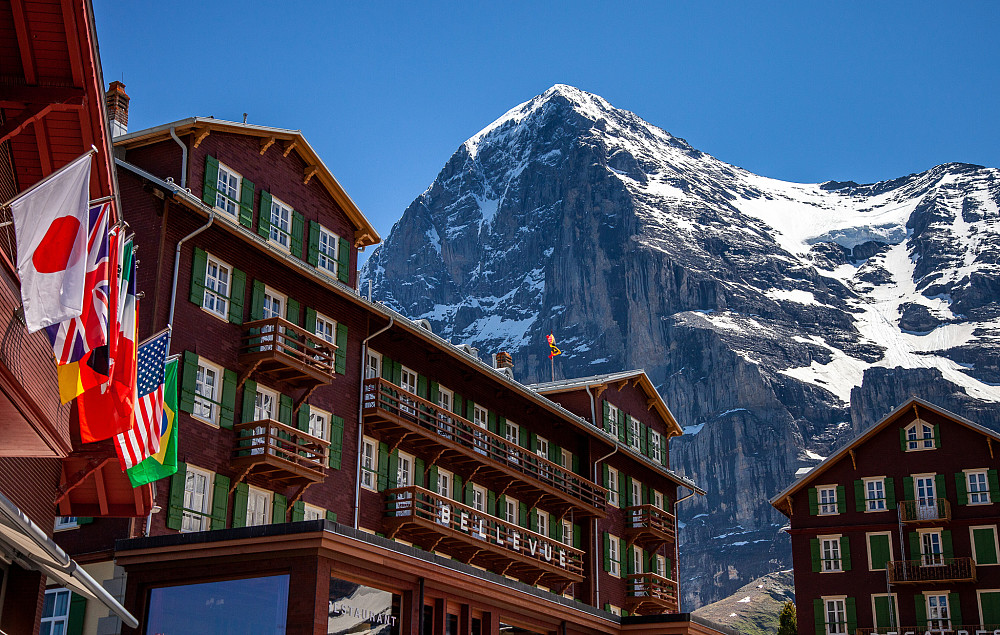 Eiger i bakgrunnen av Kleine Scheidegg